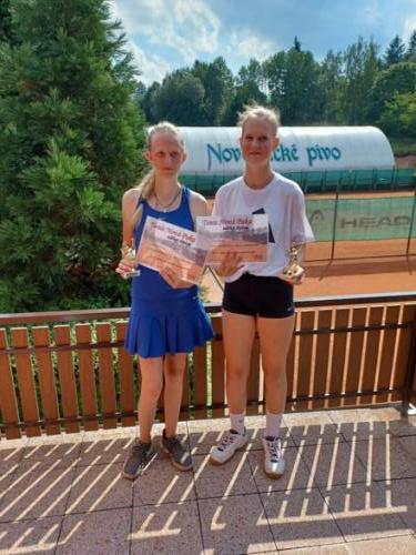 20 Čtyřhra 3. místo - Tereza Kyselová a Nikola Brožková