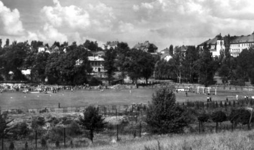 Stadion v roce 1965, z budoucích tenisových kurtů zatím pouze oplocení.